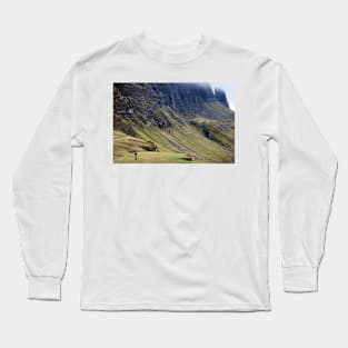 Sightseers at the Trotternish Ridge, Isle of Skye, Scotland Long Sleeve T-Shirt